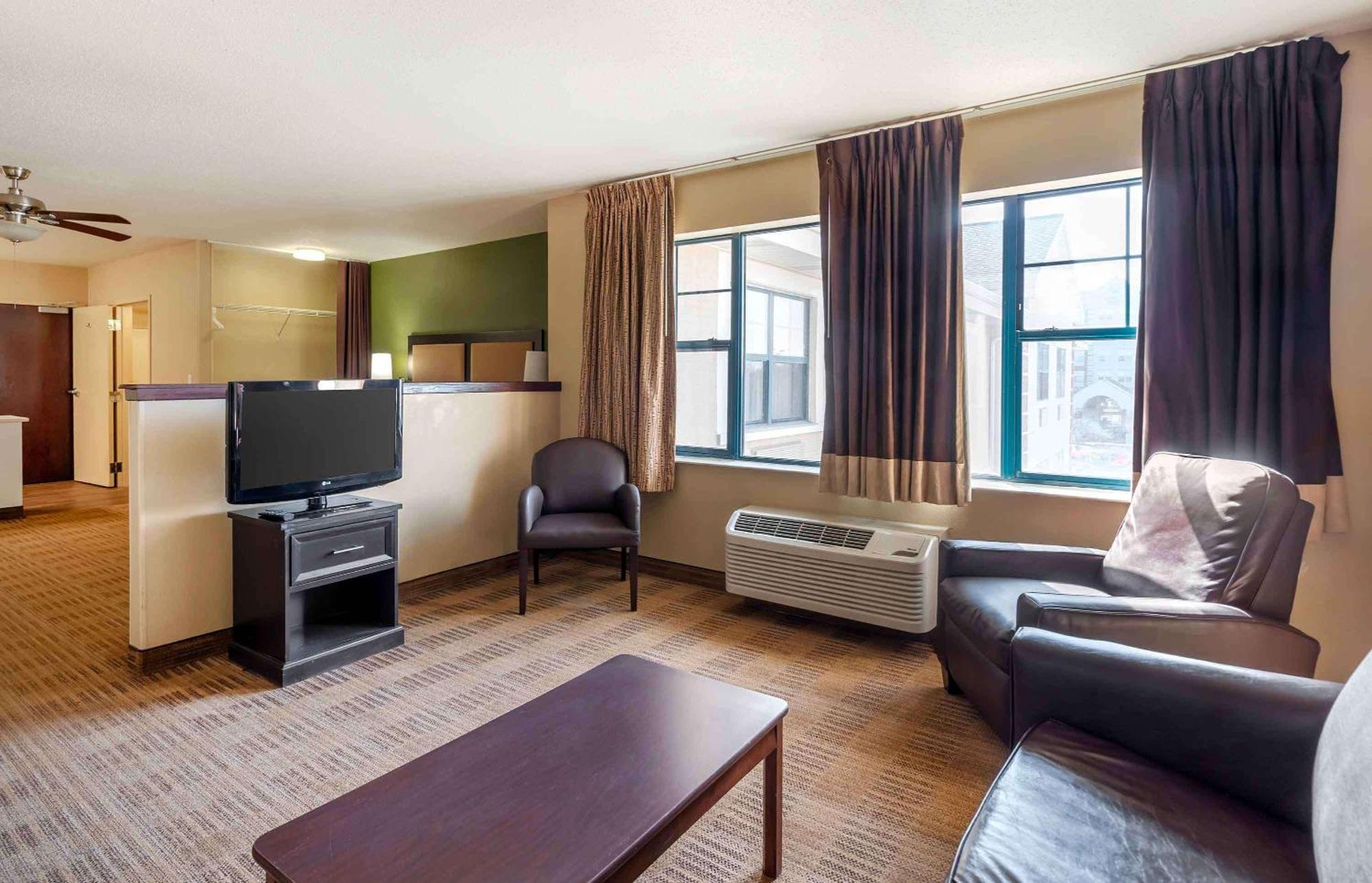 Extended Stay America Suites - Chicago - Woodfield Mall Шаамбург Экстерьер фото