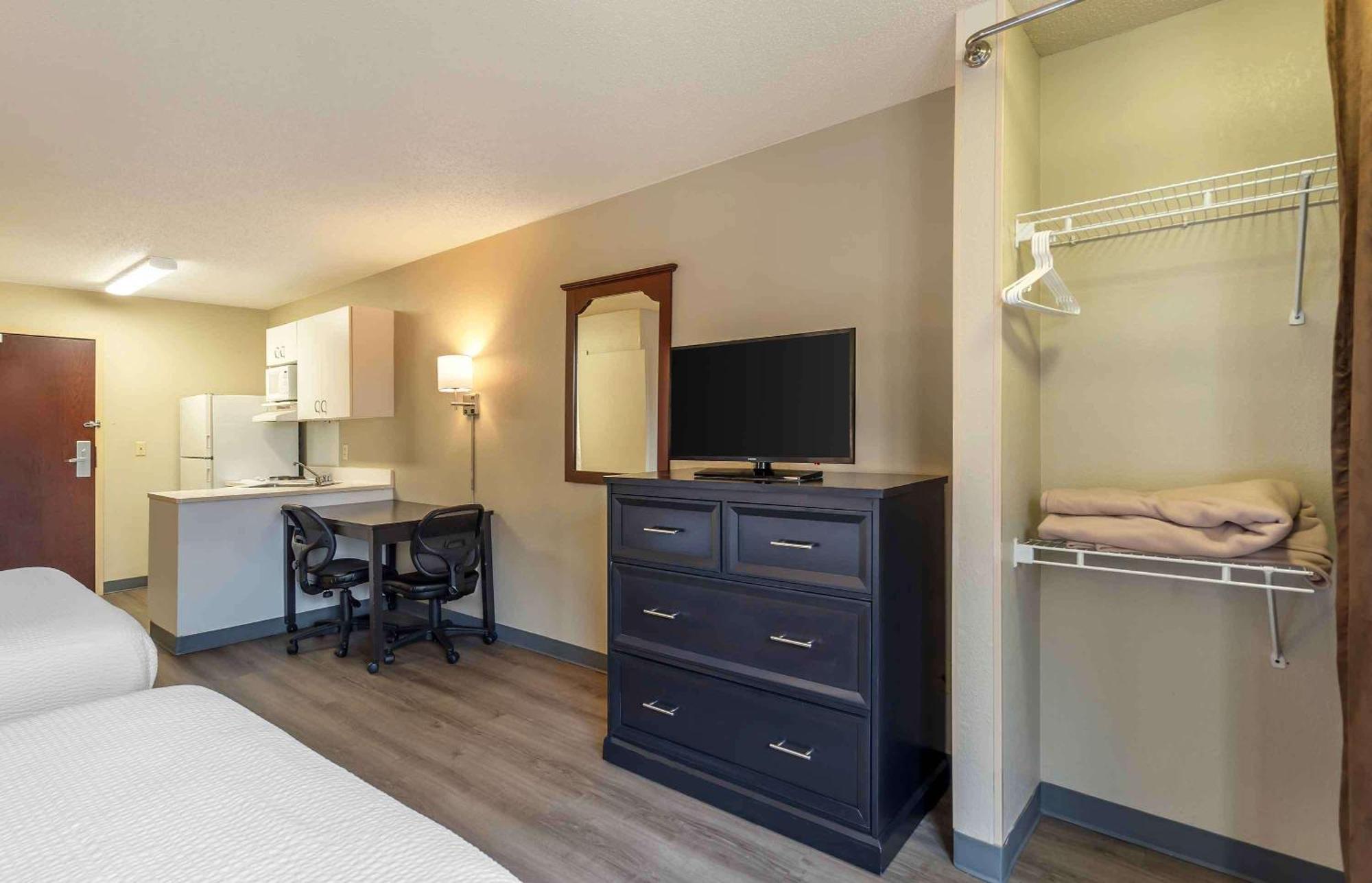 Extended Stay America Suites - Chicago - Woodfield Mall Шаамбург Экстерьер фото